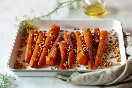 用松子和小茴香烹制的黎巴嫩式胡萝卜