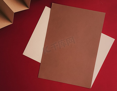 米色和棕色 A4 纸作为办公文具平铺、奢侈品牌平铺和品牌标识设计，用于模型、工作和创意