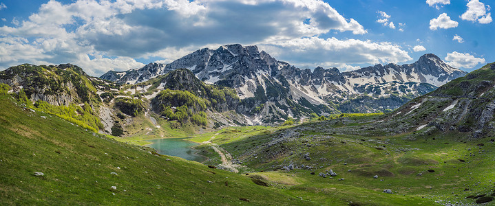 黑山美丽的杜米托尔国家公园杜米托尔山的山湖景观，有湖冰川和反射山