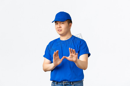 穿着蓝色制服的亚洲快递员不情愿且不满地要求离开，握手拒绝，说停下来，示意拒绝提议，否认白色背景的东西