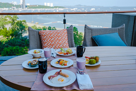 屋顶摄影照片_从泰国芭堤雅屋顶餐厅俯瞰芭堤雅海湾的早餐桌