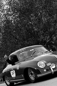 保时捷 356A 1500 COUPÉ 1953 在拉力赛 Mille Miglia 2020 的一辆旧赛车上，著名的意大利历史赛事（1927-1957）