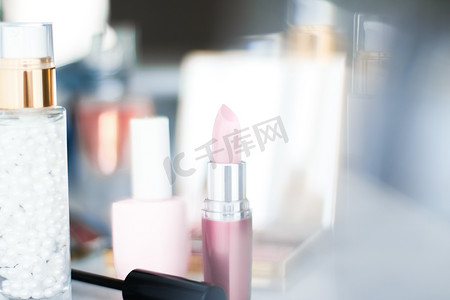 化妆品、梳妆台上的化妆产品、口红、粉底、指甲油和眼影，用于奢华美容和时尚品牌广告设计