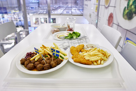 俄罗斯萨马拉 — 2022年1月11日：宜家餐厅的肉丸和炸薯条