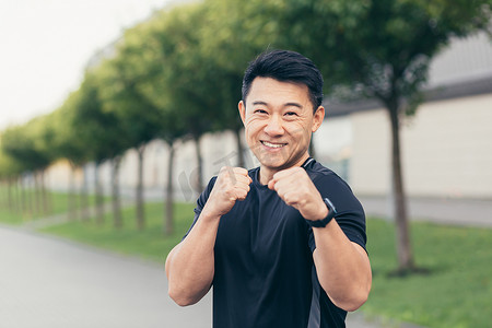 亚洲男运动员在晨跑和健身时展示拳击架