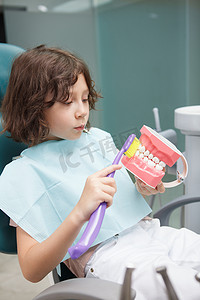 刷牙的小男孩摄影照片_牙齿诊所的小男孩