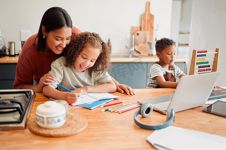 母亲和孩子们在厨房的餐桌上做作业，增进感情，享受在家的家庭时光。