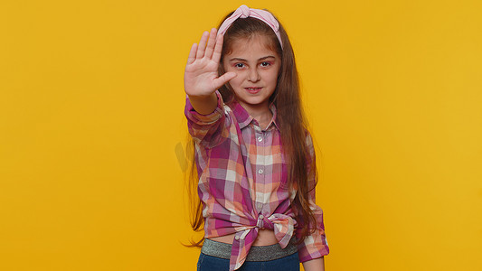 不要生气摄影照片_愤怒的女孩说不要手掌交叉，警告结束，停止手势，拒绝谈话