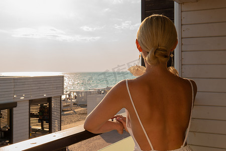 海窗景海岸索伦托地中海开房旅游度假区，从女性女性到大自然从青年成人，肖像休闲。