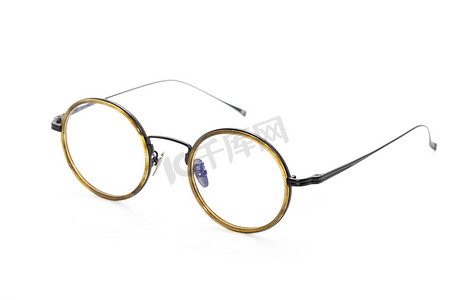 在白色背景、眼镜、眼镜上隔离的现代时尚眼镜的图像。
