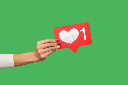 手握“心形”社交媒体图标的特写