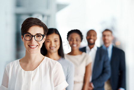 领导力、职业灵感和创新肖像方面的女性领导者，成功的商界人士看起来快乐而自信。