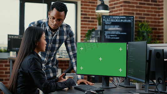 混合程序员团队分析源代码，查看绿屏色度键模型