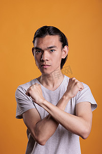 自信的亚洲男子展示停止手势肖像
