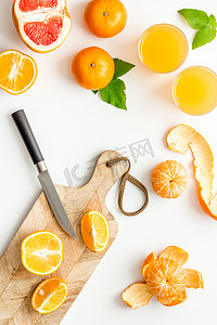 有柑橘类水果顶视图的切板