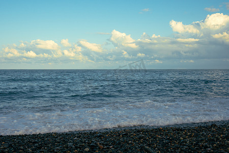 黑海海岸线附近的小海边波浪