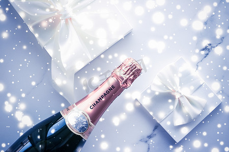 蓝色假日闪光、新年、圣诞节、情人节、冬季礼物和饮料品牌的奢侈品包装上的香槟瓶和礼盒