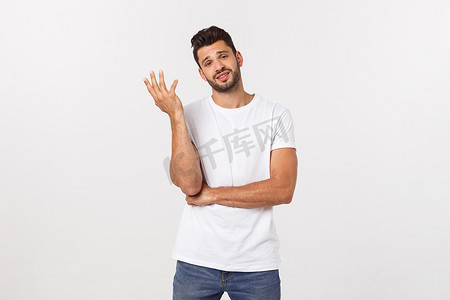 关闭失望的强调有胡子的年轻人画象衬衫的在白色背景。