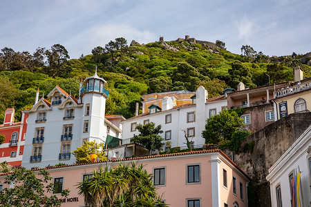 从葡萄牙高处的 Castelo dos Mouros 城堡遗址可以看到辛特拉镇的房屋