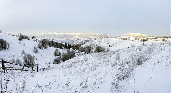 喀尔巴阡山脉山谷覆盖着新雪。