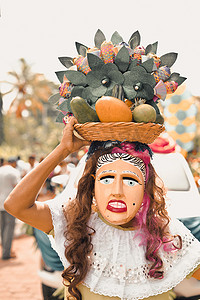 伪装成尼加拉瓜文化传统人物 La Vieja 的妇女