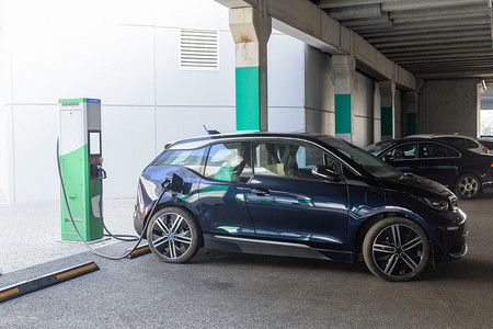 电源连接到电动汽车，为电池充电。