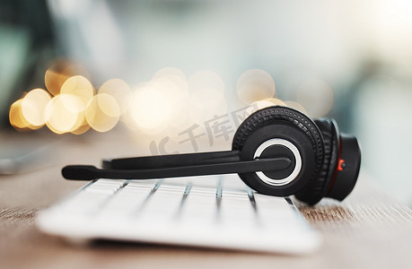 呼叫中心耳机、电脑键盘和办公室电话营销背景，用于联系我们、视频通话和虚拟在线咨询。