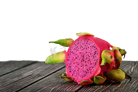 粉色火龙果摄影照片_半个火龙果放在木板上，与白色隔离