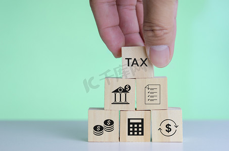 木制立方体块图标税务业务概念。