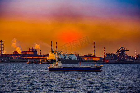 日落景观与货船剪影