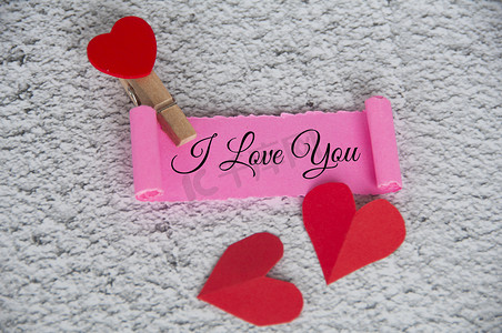 我爱你用键盘背景在撕破的粉红色纸上发短信。