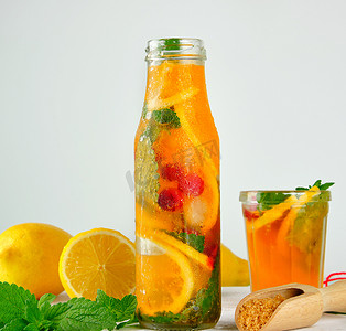 小柠檬水摄影照片_夏季清凉饮料柠檬水，柠檬、蔓越莓、薄荷乐