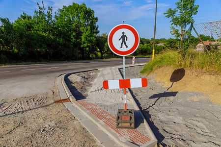农村道路附近禁止行人通行标志、路面修复、铺设鹅卵石。