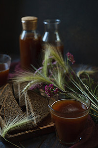 玻璃瓶装的传统自制饮料格瓦斯是用黑麦面包制成的夏季清凉饮品。