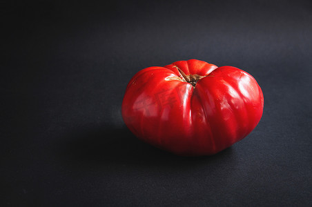 黑色服务板上巨大的红色大番茄