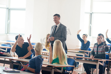 学生才华梦想摄影照片_一群学生和老师一起上课