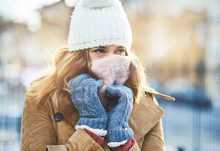 下雪摄影照片_外面很冷，我得把衣服盖起来。