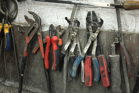 汽车修理店摄影照片_修理厂的工具，各种尺寸的扳手