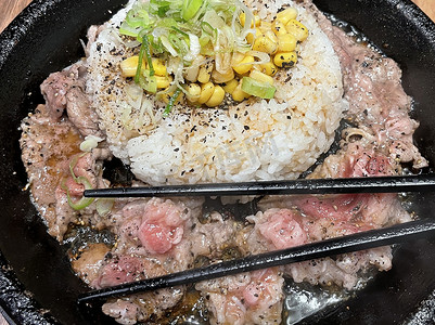 选择性焦点烤牛排配韩国酱烤肉，米饭上配胡椒片和甜玉米 — 韩国和日本美食风格