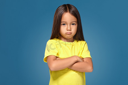 愤怒的小孩表现出沮丧和分歧