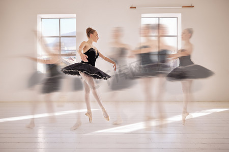 综艺特效光摄影照片_芭蕾舞、舞蹈学生和舞蹈女子在练习、训练和表演中的动作，具有 CGI 特效。