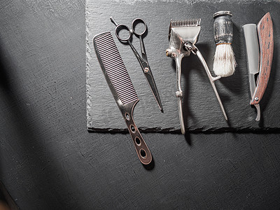 老式理发工具危险剃须刀美发剪刀旧手动推剪梳子剃须刷。