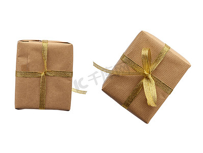 长方形盒子，用棕色牛皮纸包裹，并用蓝色扎带