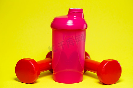 红色哑铃、粉色摇床、彩色背景、运动、能量饮料、健身器材