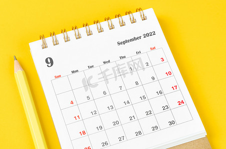 2022 年 9 月 2022 年月度台历，黄色背景上有铅笔。