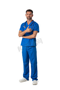 穿蓝色制服的医生竖起大拇指
