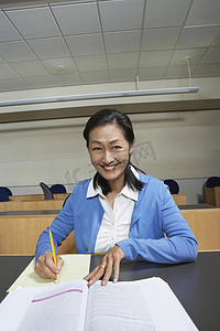 一位快乐的老师在课堂上记笔记的肖像