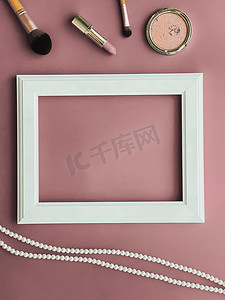 水平艺术框架、化妆产品和珍珠首饰在腮红粉红色背景上作为平面设计、艺术品印刷或相册