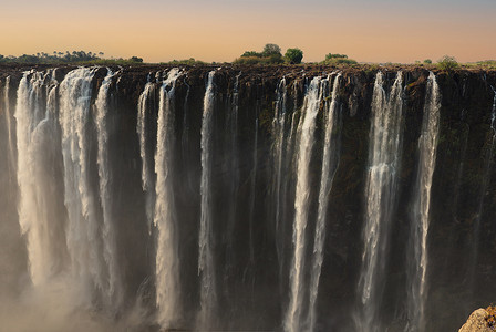 维多利亚瀑布位于津巴布韦和赞比亚之间的赞比西河上