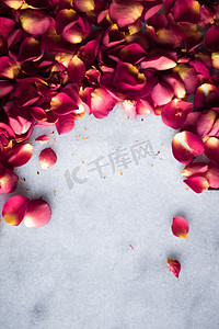平铺花卉摄影照片_大理石平铺上的玫瑰花瓣 — 婚礼、假日和花卉背景风格的概念